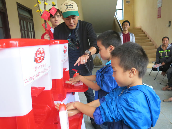 MC Phan Anh với chương trình "Góp tình trao Tết" tại Quảng Bình