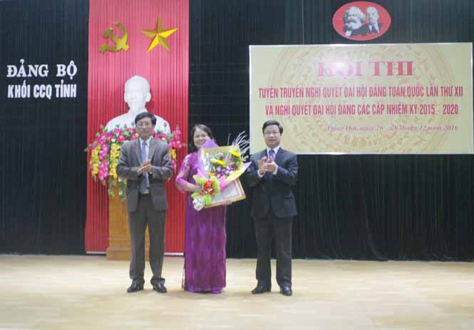 Thí sinh Hoàng Thị Kim Cúc đoạt giải nhất hội thi tuyên truyền nghị quyết đại hội Đảng