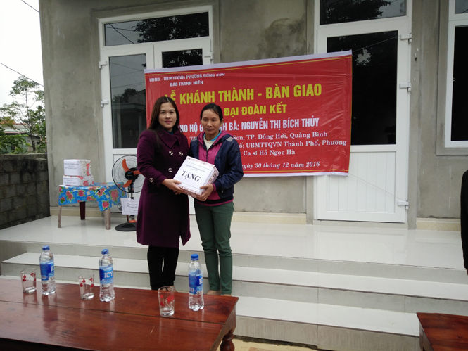 Trao nhà Đại đoàn kết cho hộ nghèo ở phường Đồng Sơn