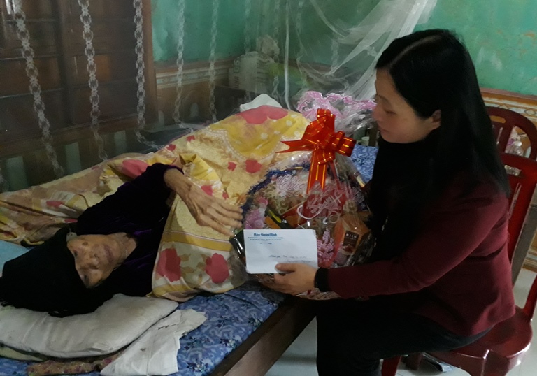 Báo Quảng Bình thăm, tặng quà Mẹ Việt Nam anh hùng Cao Thị Tuyết