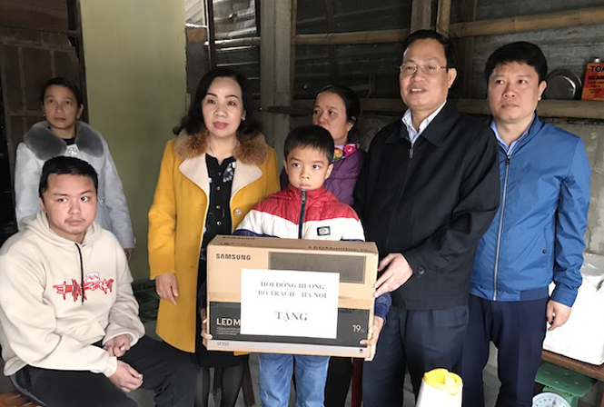 Tặng quà cho học sinh nghèo hiếu học
