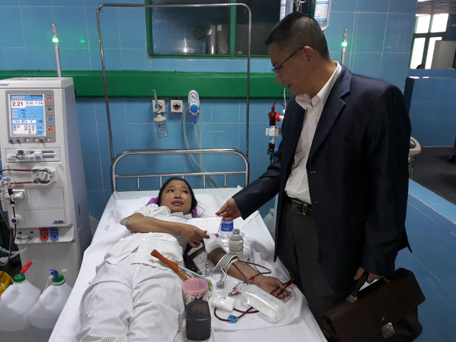 Trao quà hỗ trợ bệnh nhân nghèo