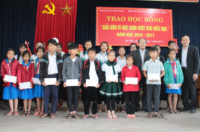 Trao học bổng "Giải gôn vì học sinh vượt khó hiếu học"