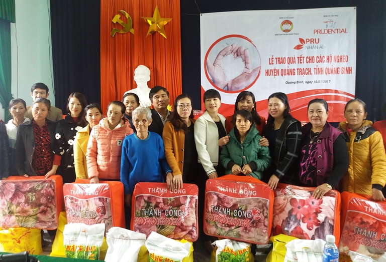 Prudential tặng 25 suất quà Tết cho các hộ khó khăn tại huyện Quảng Trạch