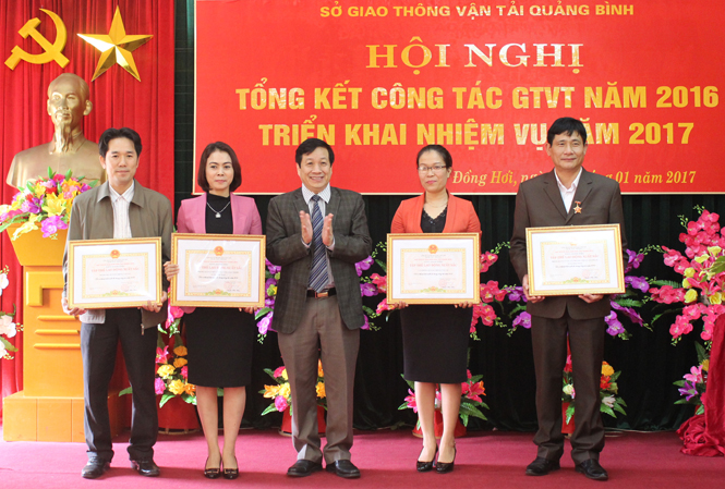Đẩy mạnh thực hiện chương trình cứng hoá đường giao thông nông thôn