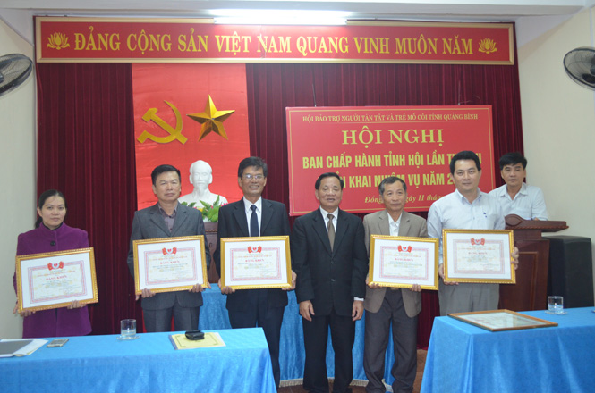 Hơn 5,3 tỷ đồng hỗ trợ người khuyết tật và trẻ mồ côi