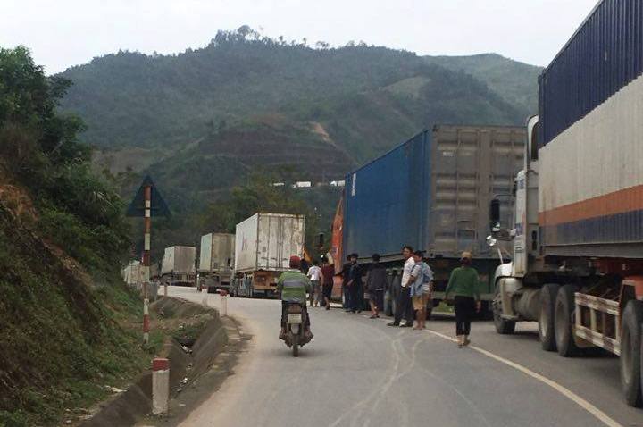 Quốc lộ 12A ách tắc khoảng 5 km do tai nạn giao thông