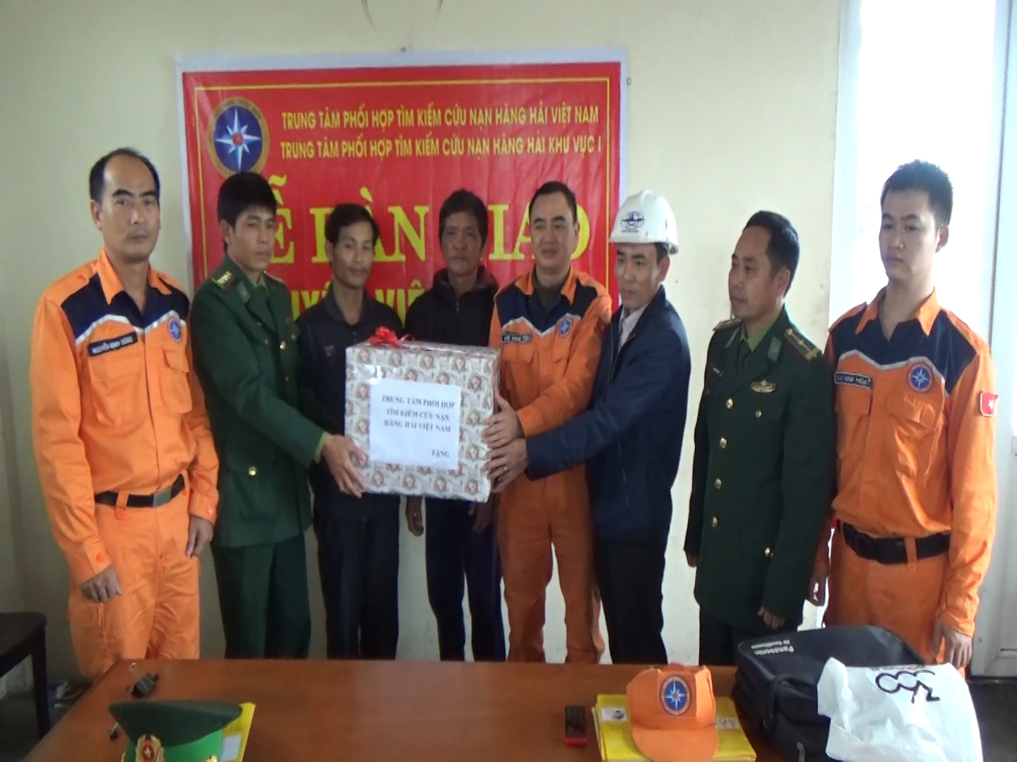 Đồn Biên phòng Roòn tiếp nhận 7 thuyền viên gặp nạn trên biển