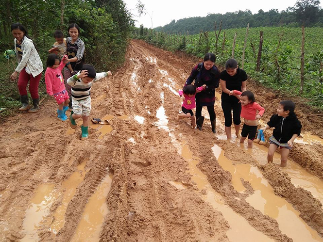 Cô và trò lội bùn đến lớp