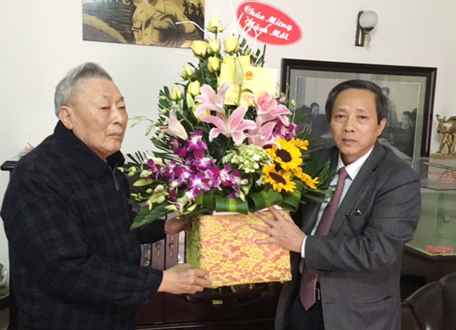 Đồng chí Bí thư Tỉnh ủy thăm, chúc Tết Trung tướng Đồng Sỹ Nguyên