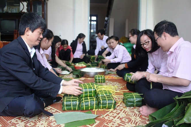 Trao "Bánh chưng ngày xuân" cho đồng bào dân tộc thiểu số xã Tân Trạch