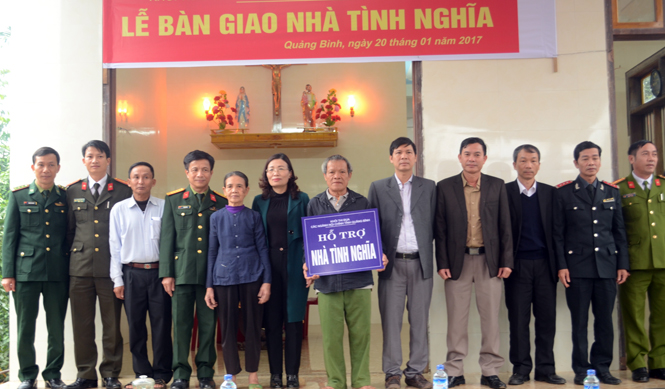 Khối thi đua các ngành Nội chính bàn giao nhà tình nghĩa