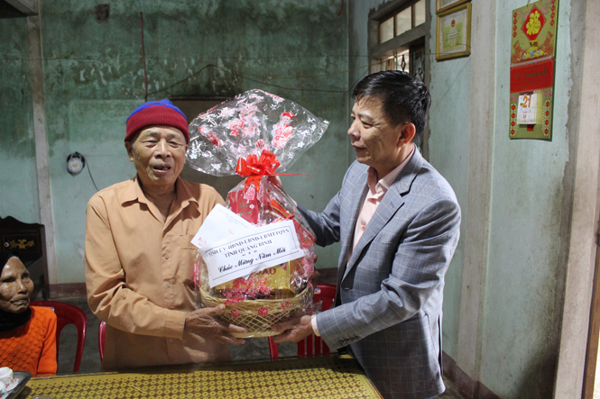 Các đồng chí lãnh đạo tỉnh thăm, chúc Tết các đơn vị và cá nhân
