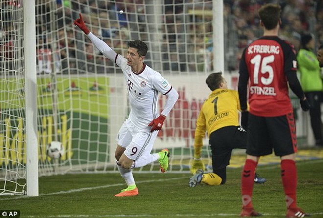 Lewandowski tỏa sáng, Bayern thắng nghẹt thở Freiburg
