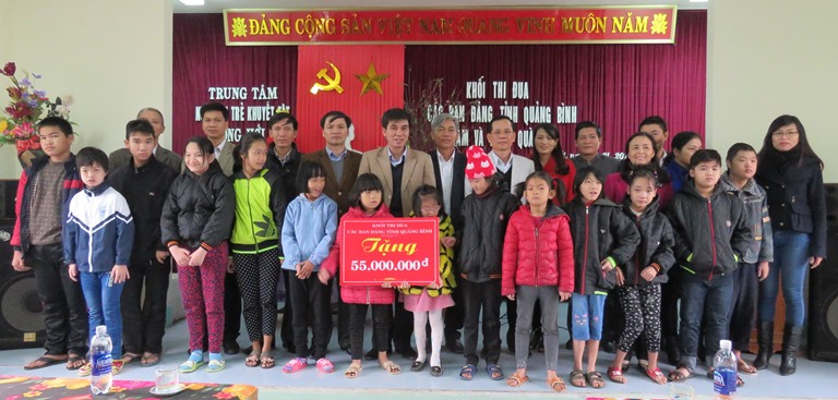 Tặng quà cho Trung tâm nuôi dạy trẻ khuyết tật Đồng Hới