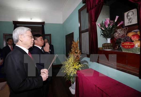 Tổng Bí thư Nguyễn Phú Trọng dâng hương tưởng niệm Bác Hồ