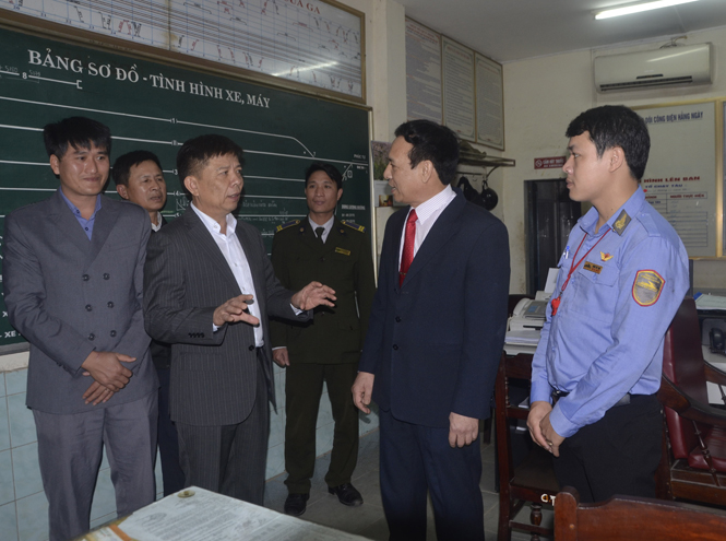 Đồng chí Chủ tịch UBND tỉnh thăm, động viên các đơn vị làm nhiệm vụ trong đêm giao thừa