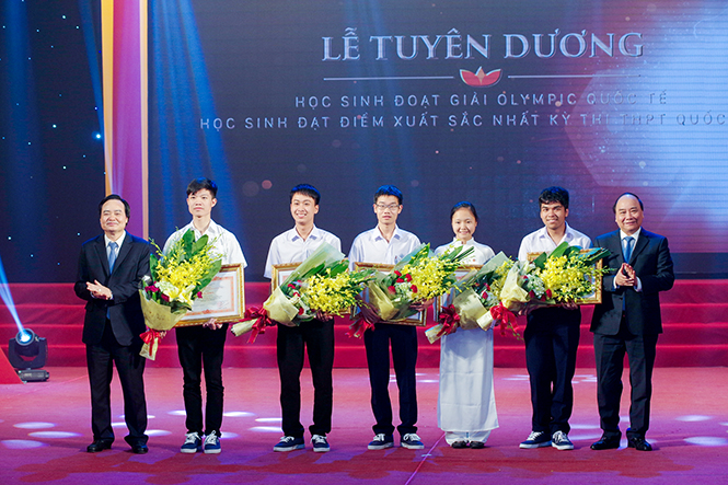 Nguyễn Thế Quỳnh và tấm Huy chương Vàng Olympic vật lý Quốc tế
