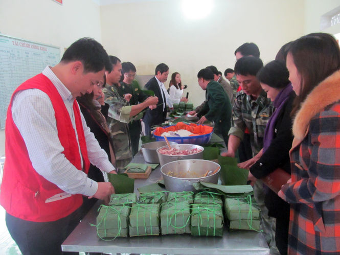 Ăn Tết cùng đồng bào Rục