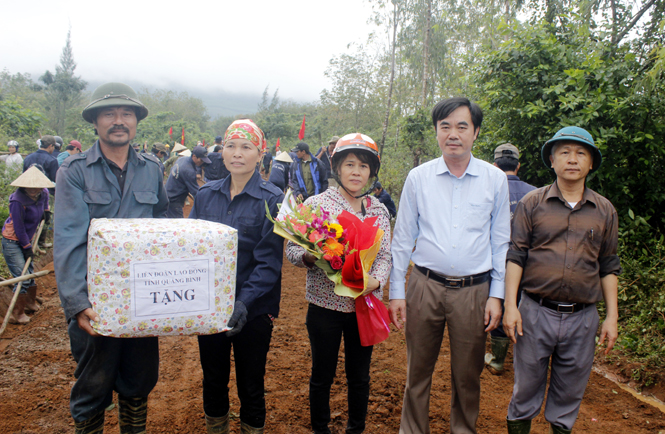 Liên đoàn Lao động tỉnh: Thăm các doanh nghiệp nhân dịp đầu năm mới
