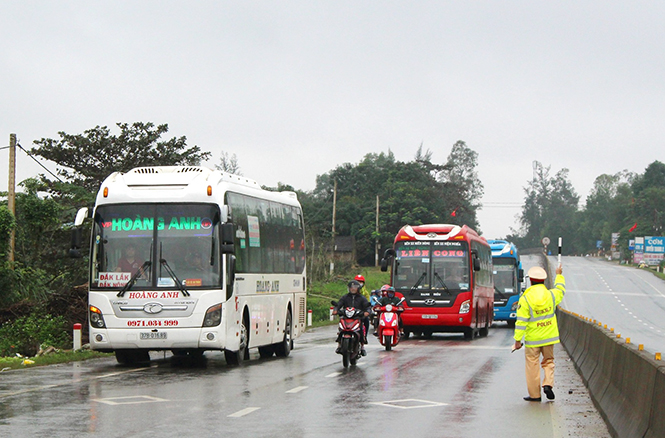 Thực hiện hiệu quả công tác kiểm tra xe khách sau Tết Nguyên đán