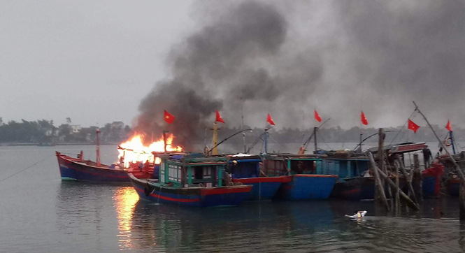 Một tàu đánh cá bị "bà hỏa" thiêu rụi