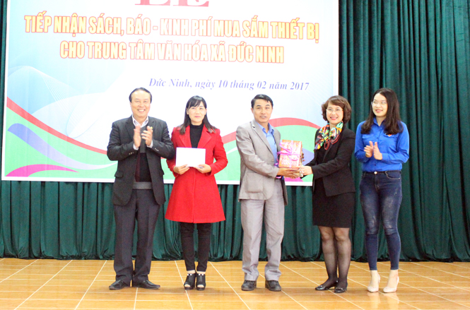 Trao sách và hỗ trợ kinh phí cho nhà văn hóa xã Đức Ninh