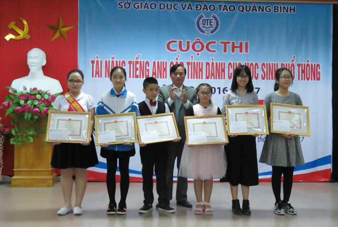 Trao giải cuộc thi "Tài năng tiếng Anh" cấp tỉnh dành cho học sinh phổ thông