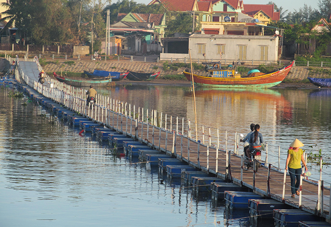 Chiếc cầu phao nối đôi bờ sông Dinh