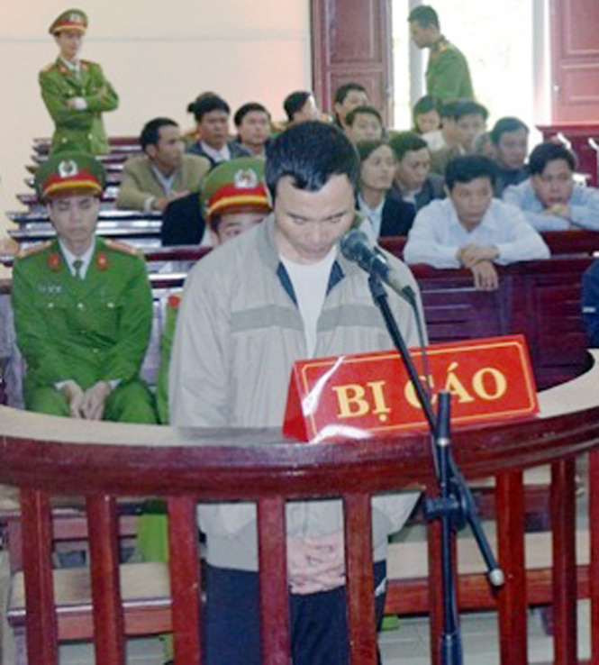 Dùng dao chặt cỏ chém hàng xóm