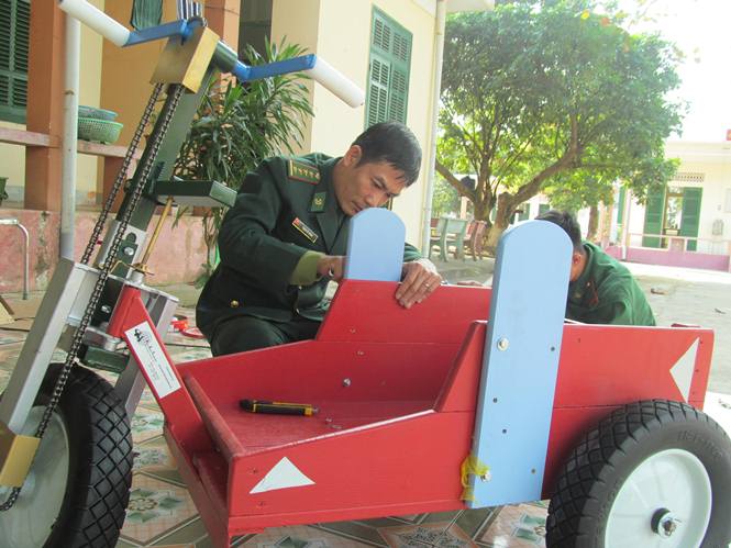 Trao tặng xe lăn cho người khuyết tật