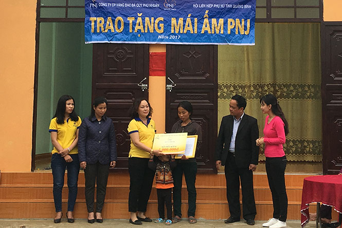 Quỹ từ thiện PNJ trao tặng mái ấm tình thương cho phụ nữ nghèo
