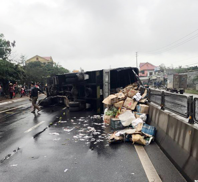Lật xe, 3 tấn hoa quả tràn ra đường