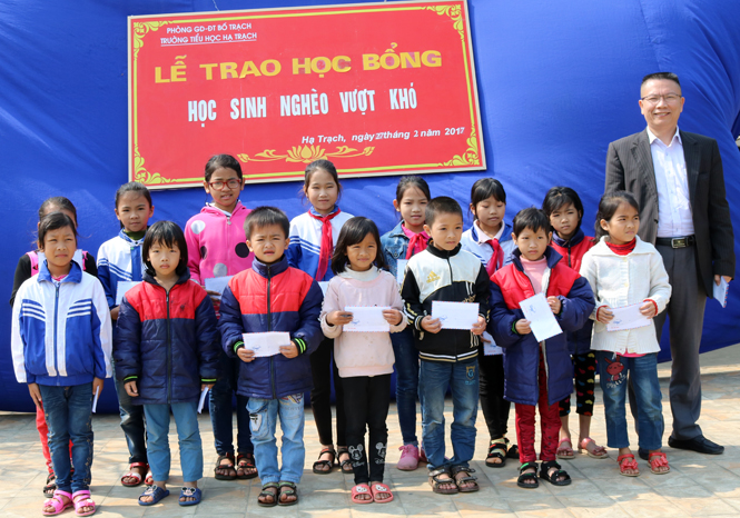 Trao học bổng cho học sinh nghèo vượt khó trong học tập