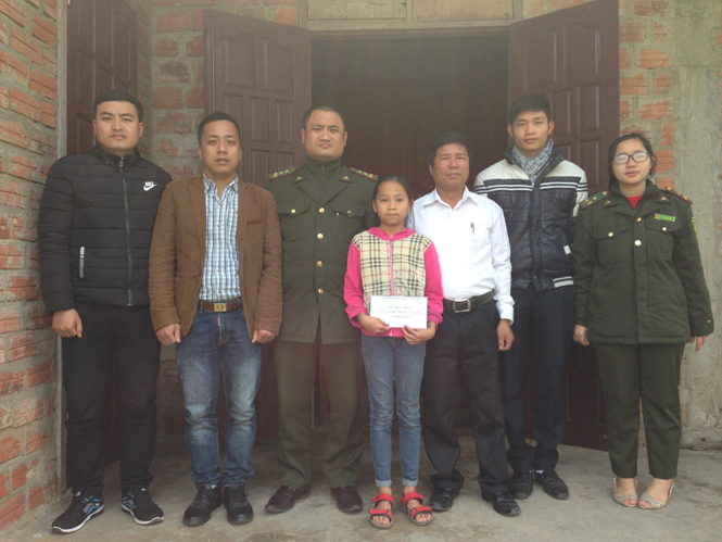 Chi đoàn Hạt Kiểm lâm VQG Phong Nha-Kẻ Bàng trao học bổng "Nâng bước em đến trường"