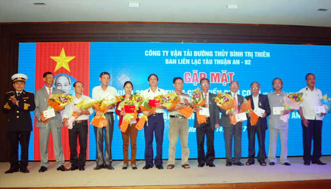 Lễ trao tặng Huy hiệu "Chiến sĩ Trường Sa" cho cán bộ, thuyền viên tàu Thuận An 02