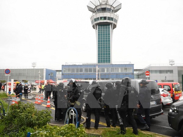 Vụ nổ súng tại sân bay Orly ở Paris có liên quan đến Hồi giáo
