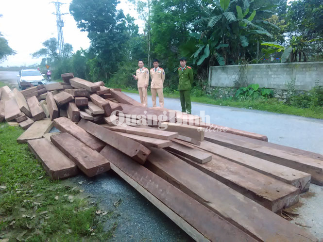 Bị Công an phát hiện, lái xe xả gỗ lậu ra đường gây cản trở giao thông