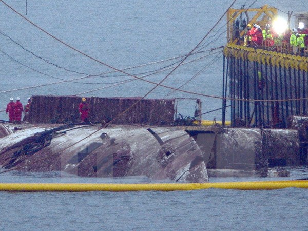 Hàn Quốc bắt đầu lai dắt phà Sewol đến cảng trên đất liền