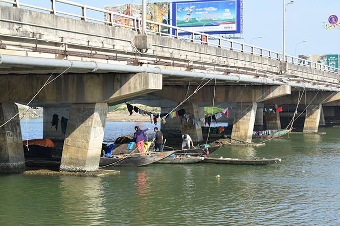 Tình trạng các hộ dân sinh sống tạm bợ ở gầm Cầu Dài: Làm mất mỹ quan đô thị