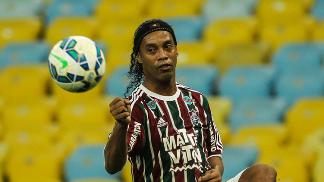 ​Ronaldinho và anh em De Boer đến VN với chiếc Cúp Champions League