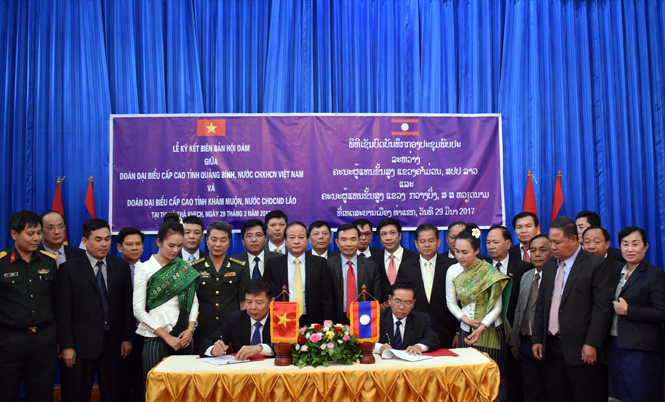 Đoàn đại biểu cấp cao Đảng, chính quyền hai tỉnh Quảng Bình - Khăm Muộn:  Ký kết biên bản hợp tác