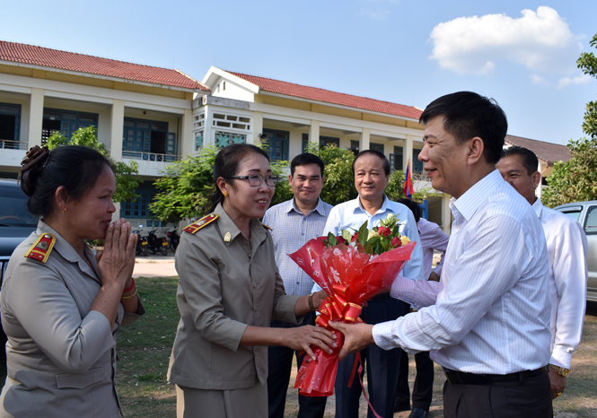 Đoàn đại biểu cấp cao tỉnh Quảng Bình thăm, tặng quà giáo viên, học sinh Trường Hữu nghị và Hội Việt kiều Khăm Muộn