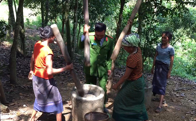 Một cán bộ Công an kiên trì cắm bản