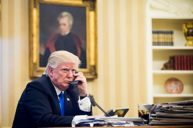 Ông Donald Trump cuối cùng đã phải chấp nhận sử dụng iPhone