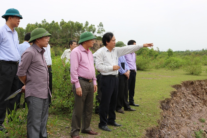 Đồng chí Phó Chủ tịch UBND tỉnh kiểm tra các công trình thủy lợi xung yếu