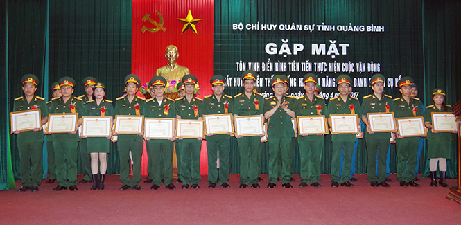 Bộ CHQS tỉnh: Gặp mặt, tôn vinh điển hình tiên tiến