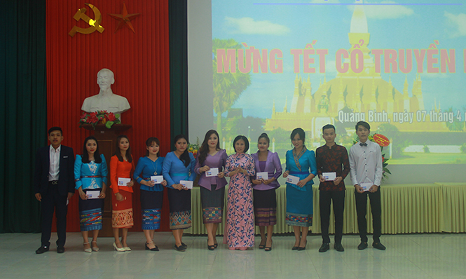 Gặp mặt cán bộ, sinh viên Lào nhân dịp tết cổ truyền Bunpimay Lào