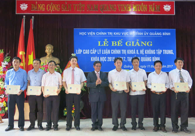 Bế giảng lớp Cao cấp lý luận Chính trị khóa VIII, khoá học 2015-2017