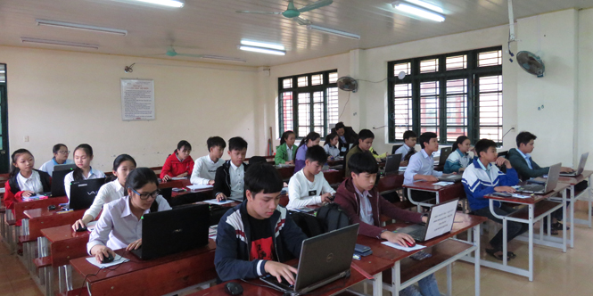 Hơn 300 học sinh tham dự kỳ thi giải Toán, Vật lý, Tiếng Anh qua internet cấp Quốc gia